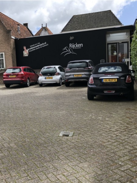 Kostuums voor hem: voor rouw of trouw of voor business.